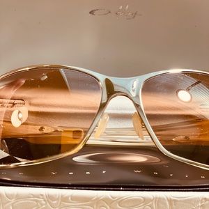 Oakley Women’s Gold Behave Sunglasses 05-314 New in case.